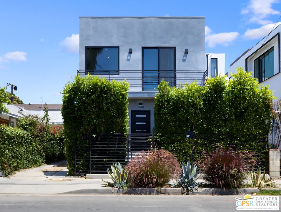 6543 De Longpre Ave