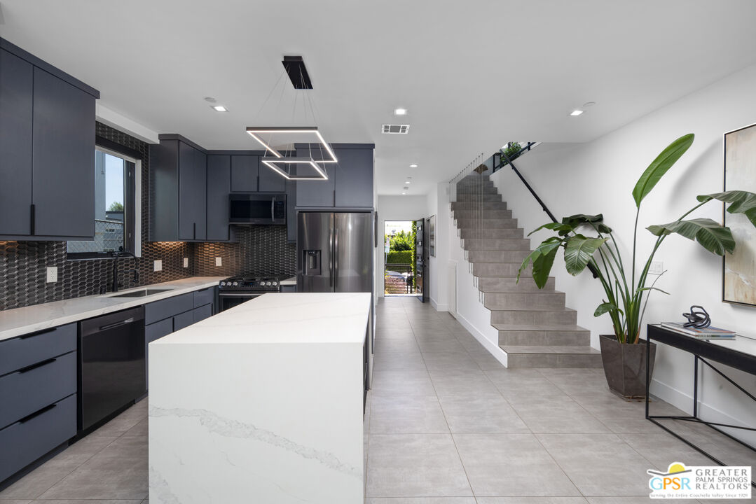 6543 De Longpre Ave