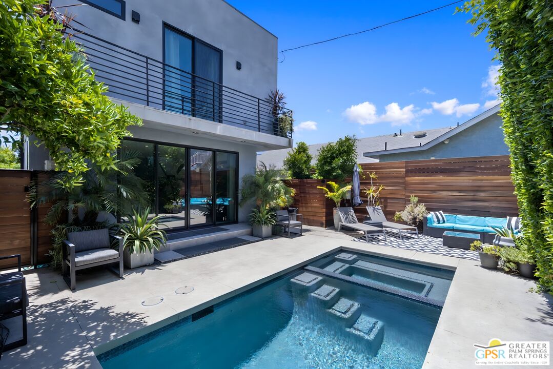 6543 De Longpre Ave