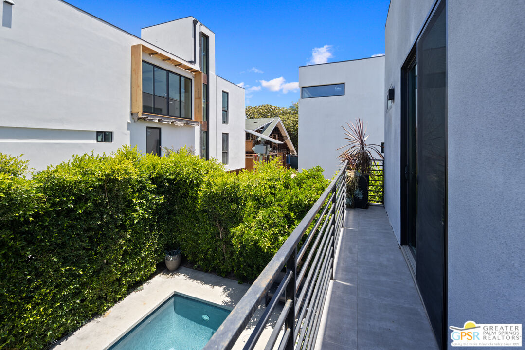 6543 De Longpre Ave