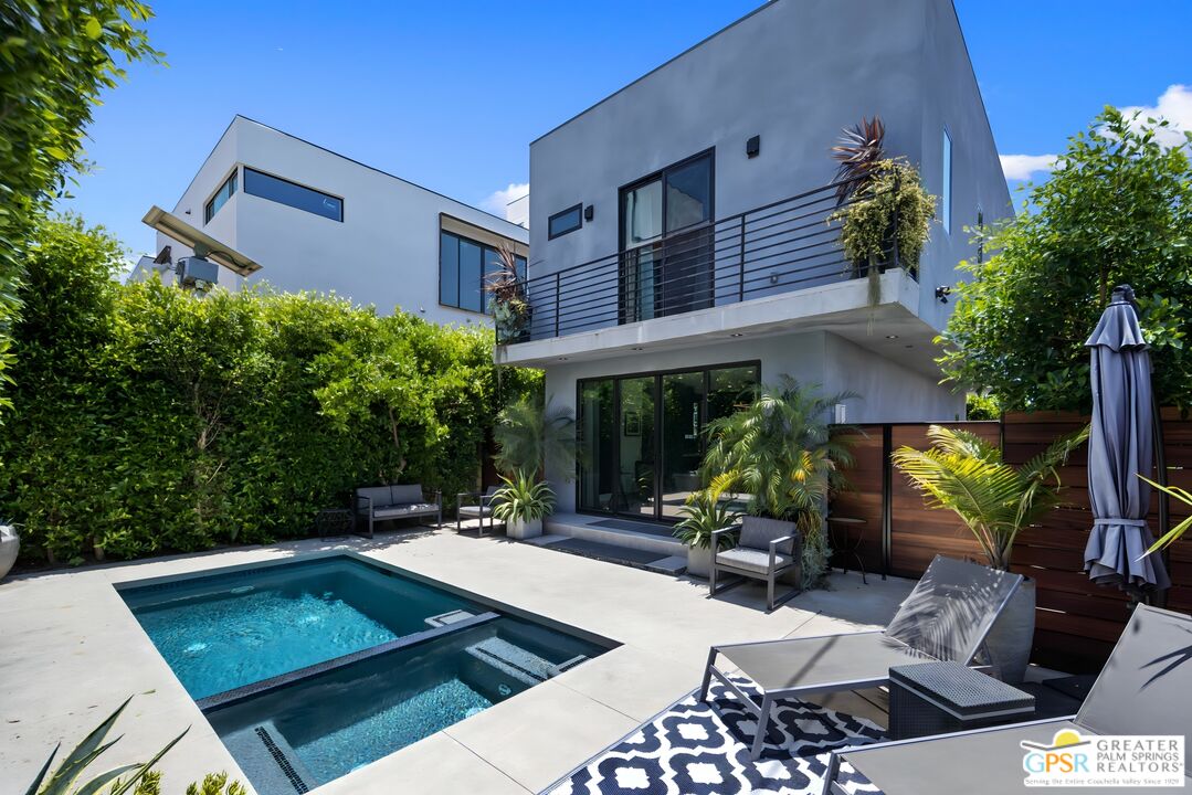 6543 De Longpre Ave