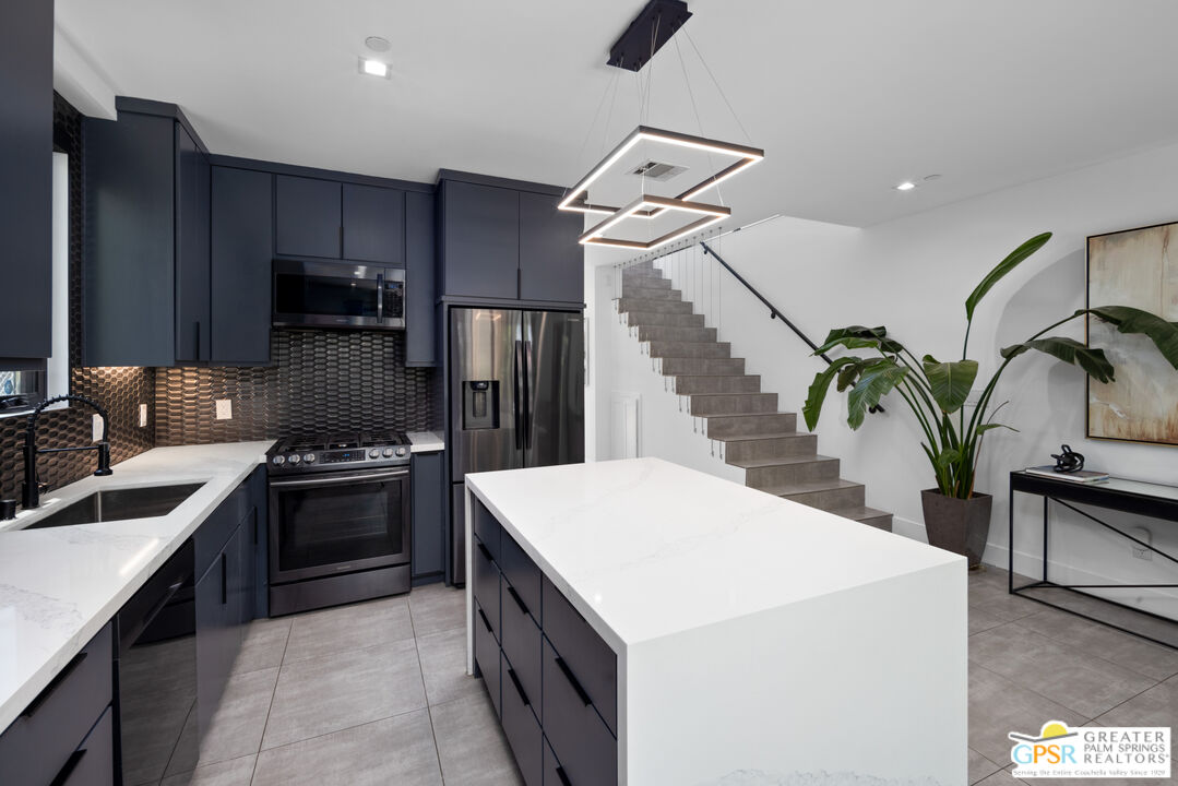 6543 De Longpre Ave