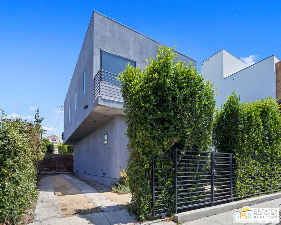 6543 De Longpre Ave