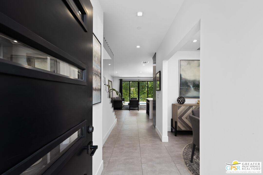 6543 De Longpre Ave
