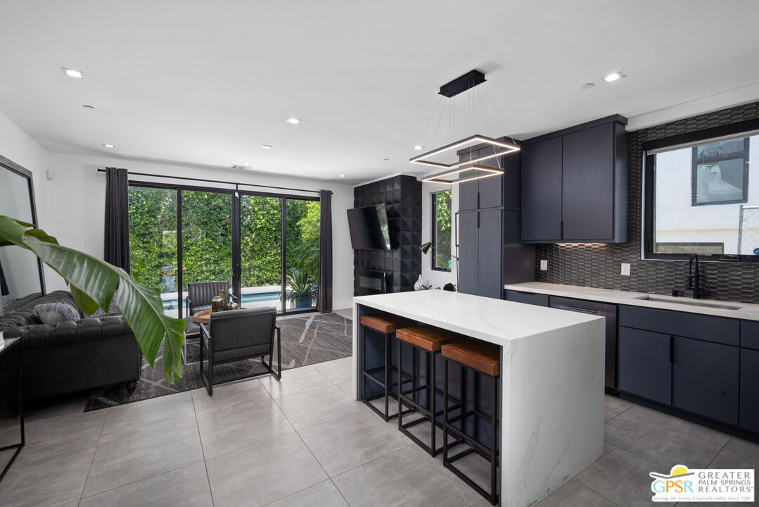 6543 De Longpre Ave