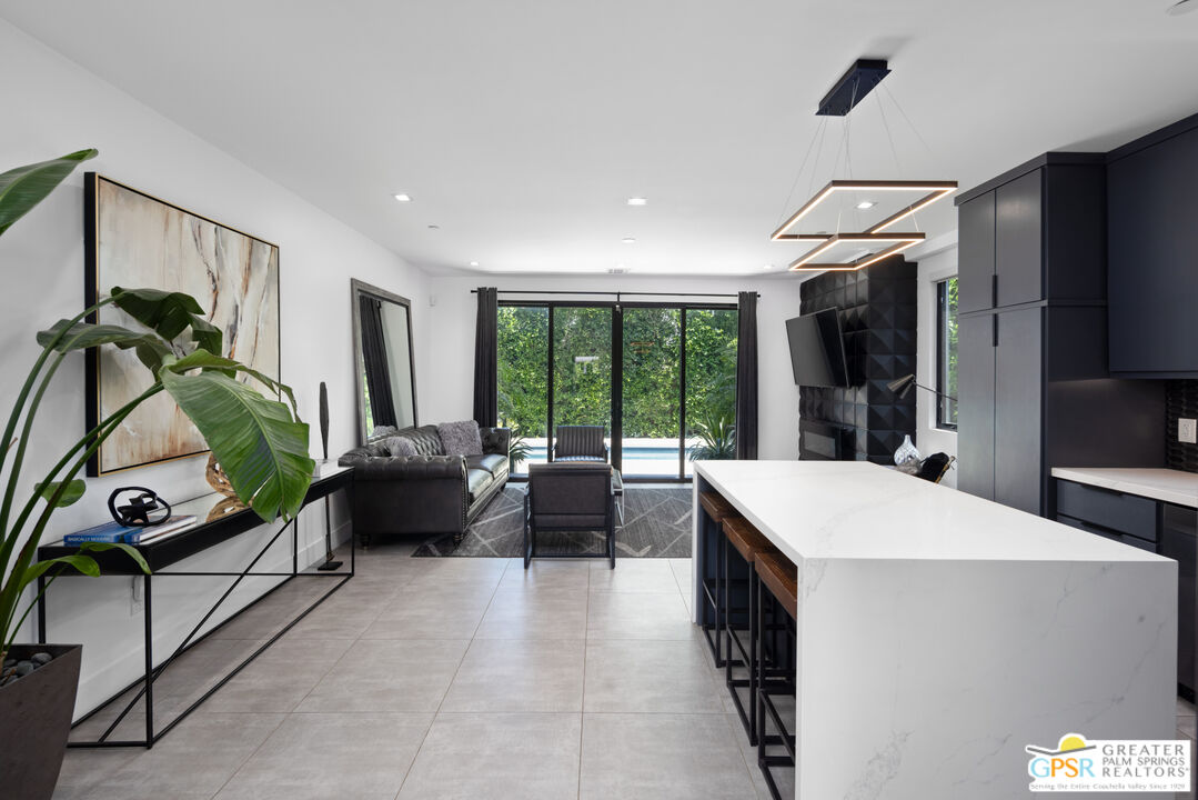 6543 De Longpre Ave