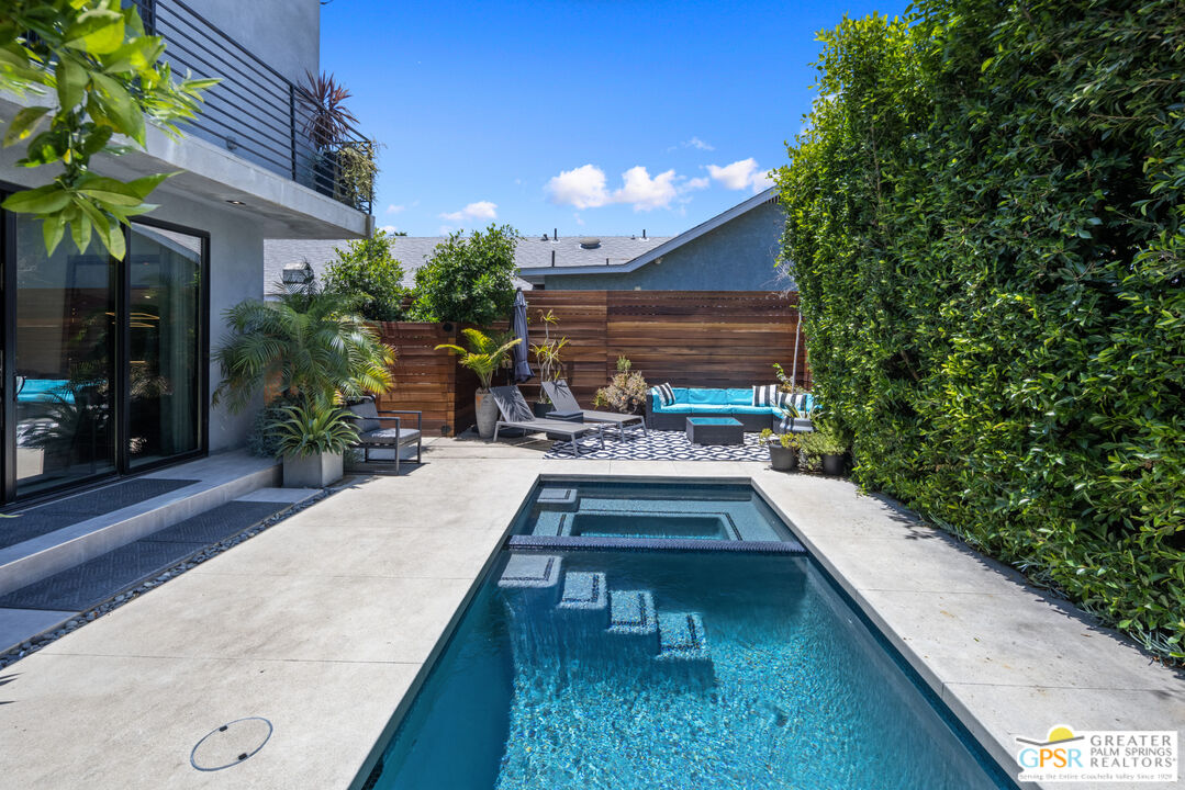 6543 De Longpre Ave