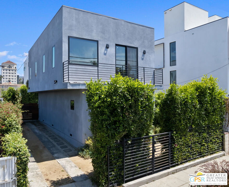 6543 De Longpre Ave