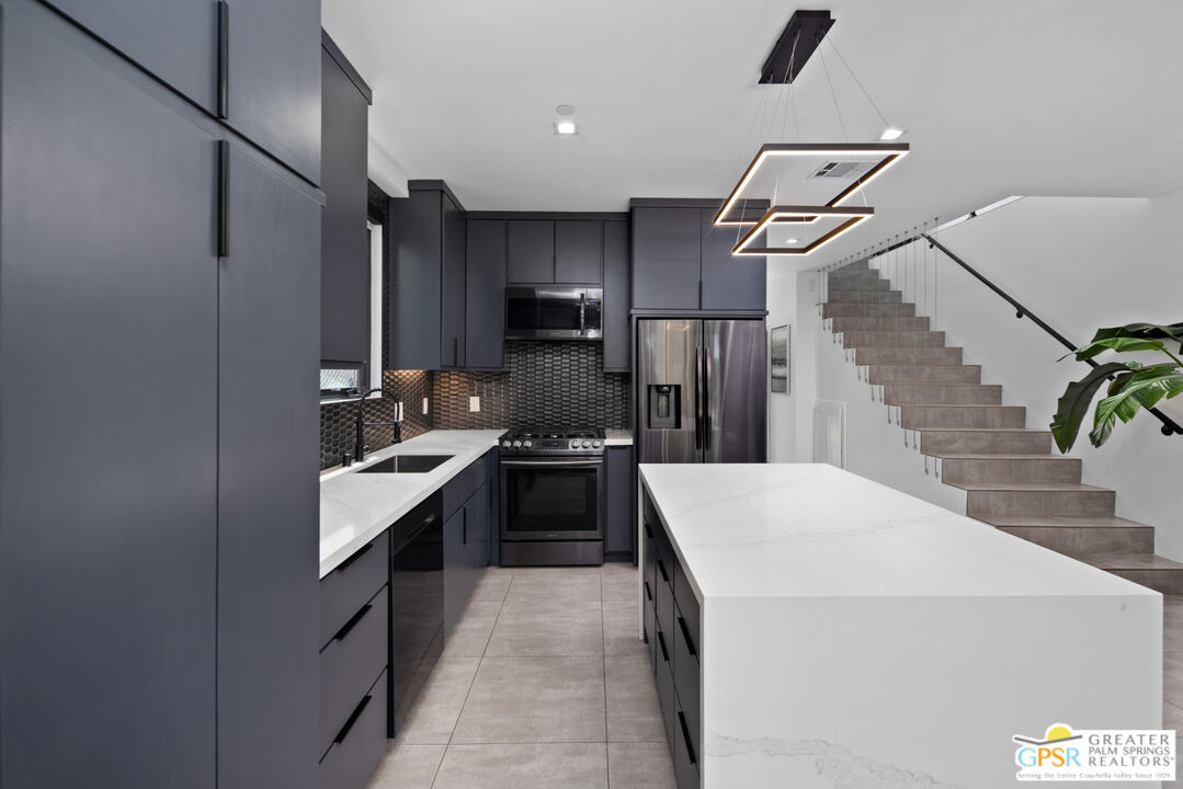6543 De Longpre Ave