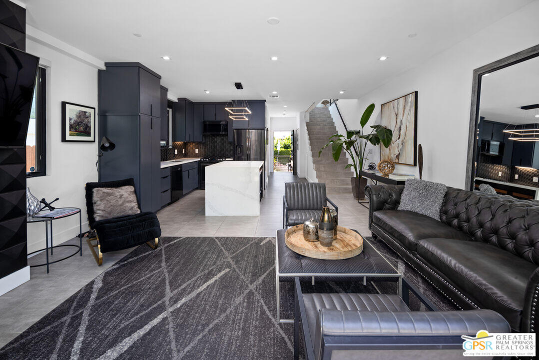 6543 De Longpre Ave