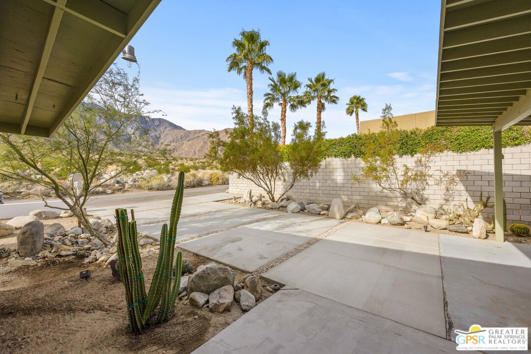 2760 N Vista Grande Ave