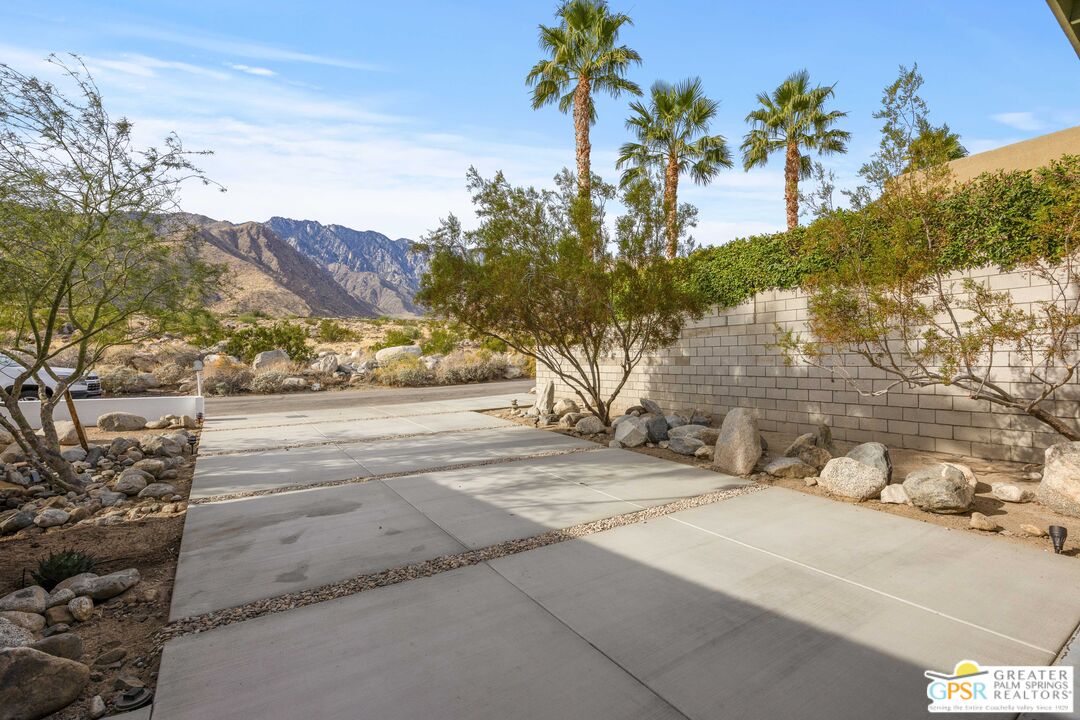 2760 N Vista Grande Ave