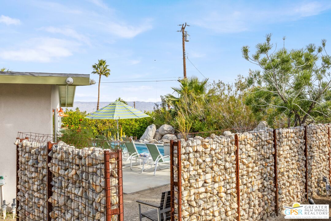 2760 N Vista Grande Ave