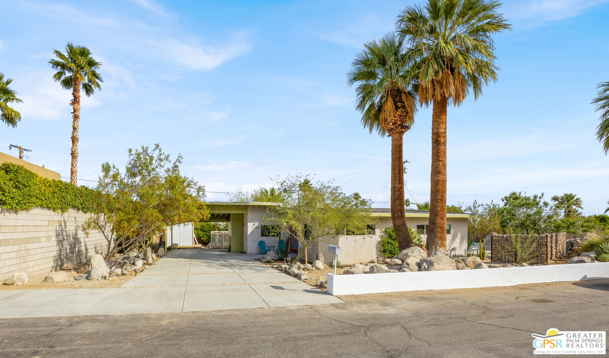 2760 N Vista Grande Ave