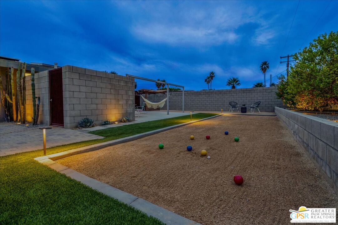 1979 N Los Alamos Rd