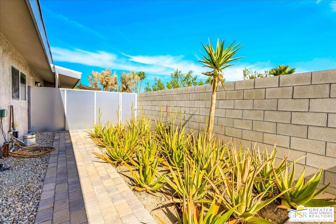 1979 N Los Alamos Rd