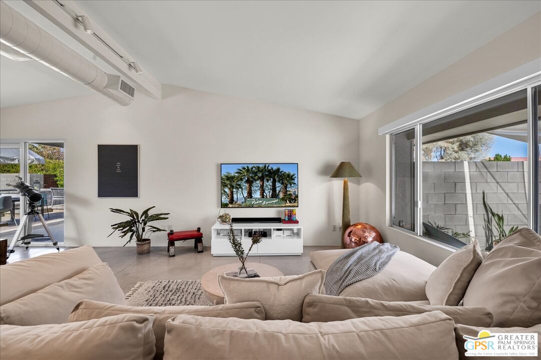 1979 N Los Alamos Rd