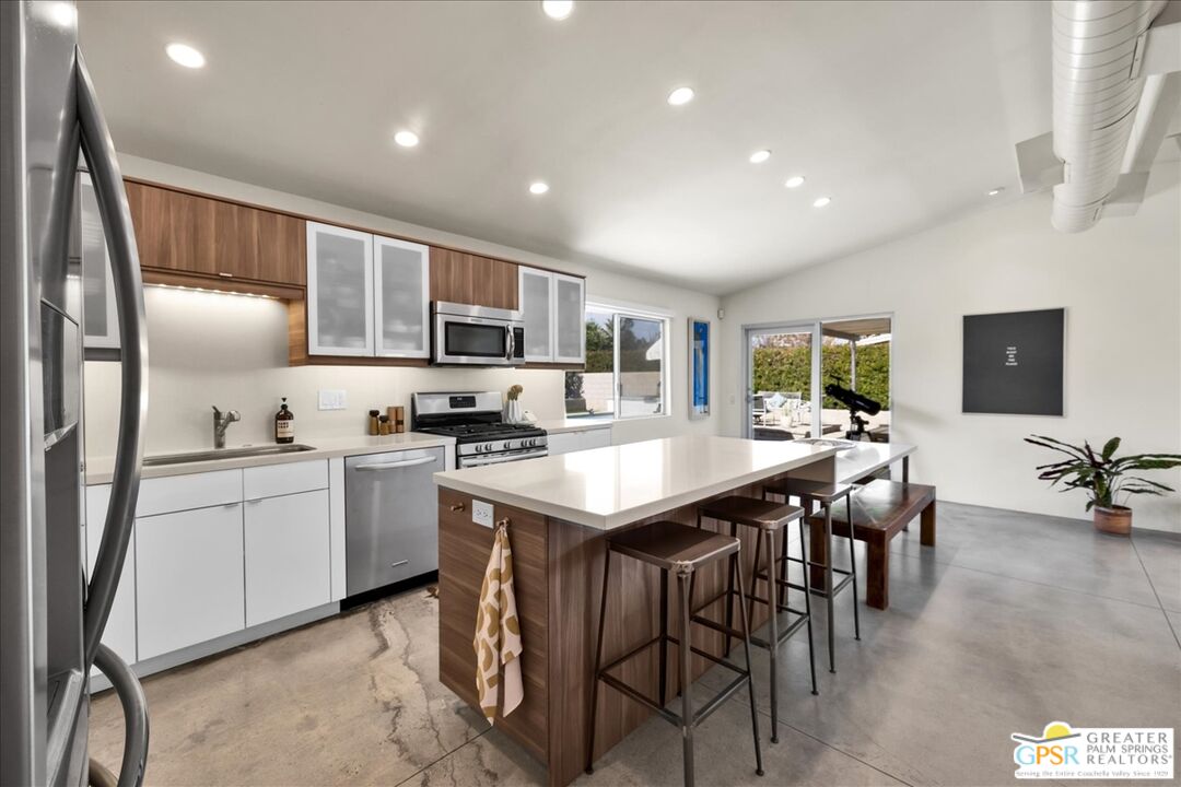 1979 N Los Alamos Rd