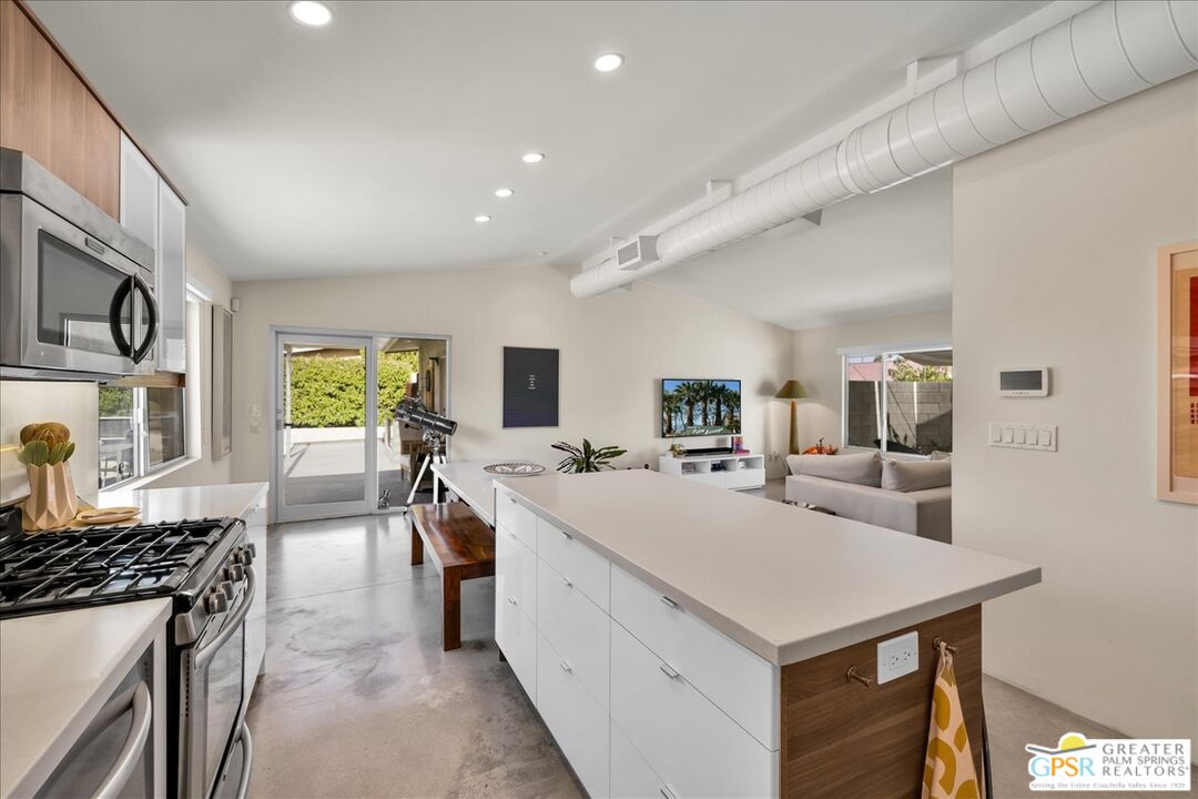 1979 N Los Alamos Rd