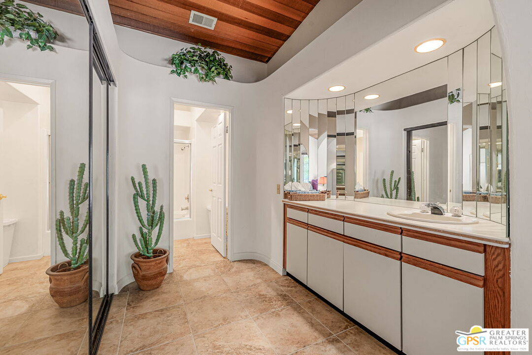 2700 E Mesquite Ave Unit: E26