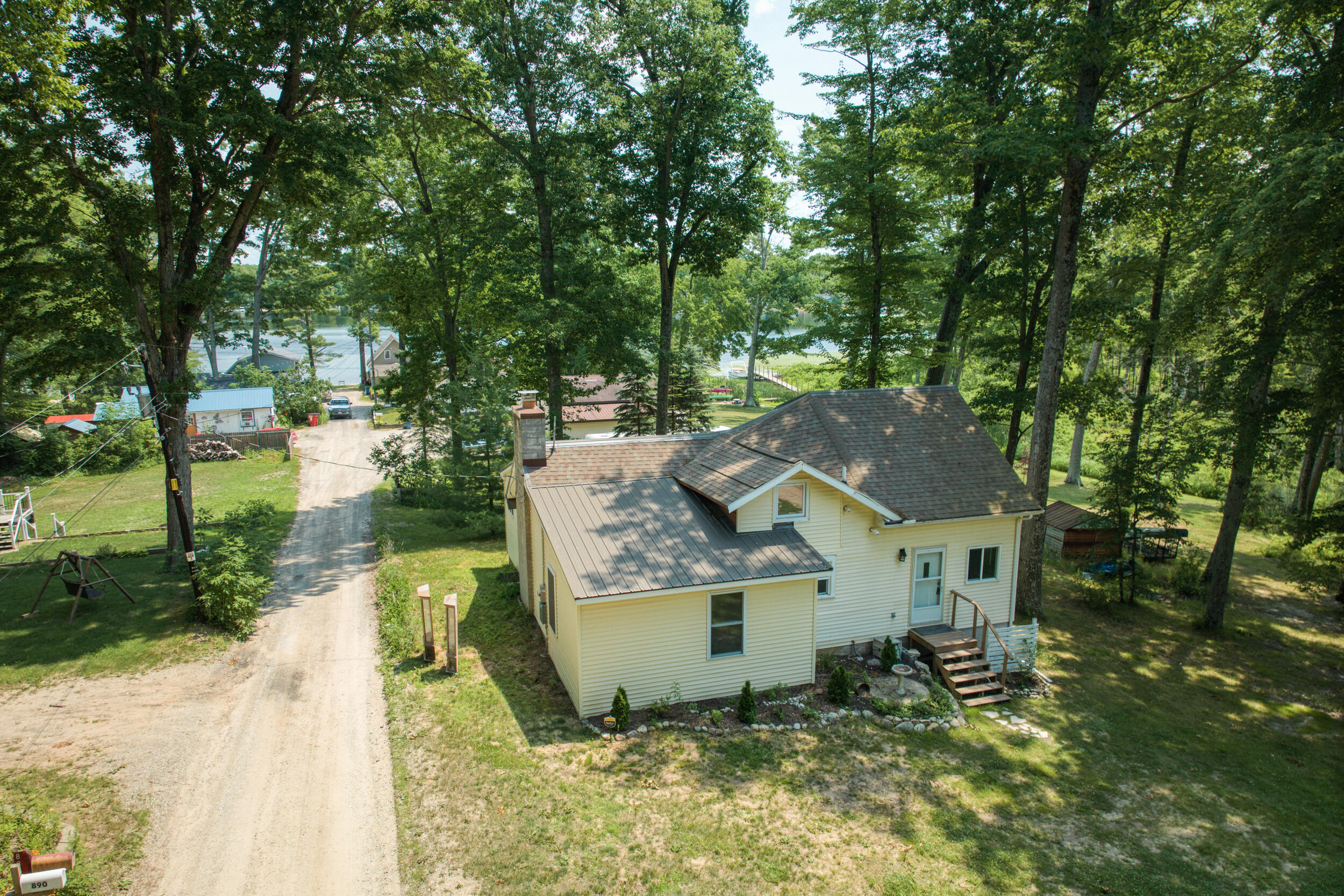 890 W Locust Street