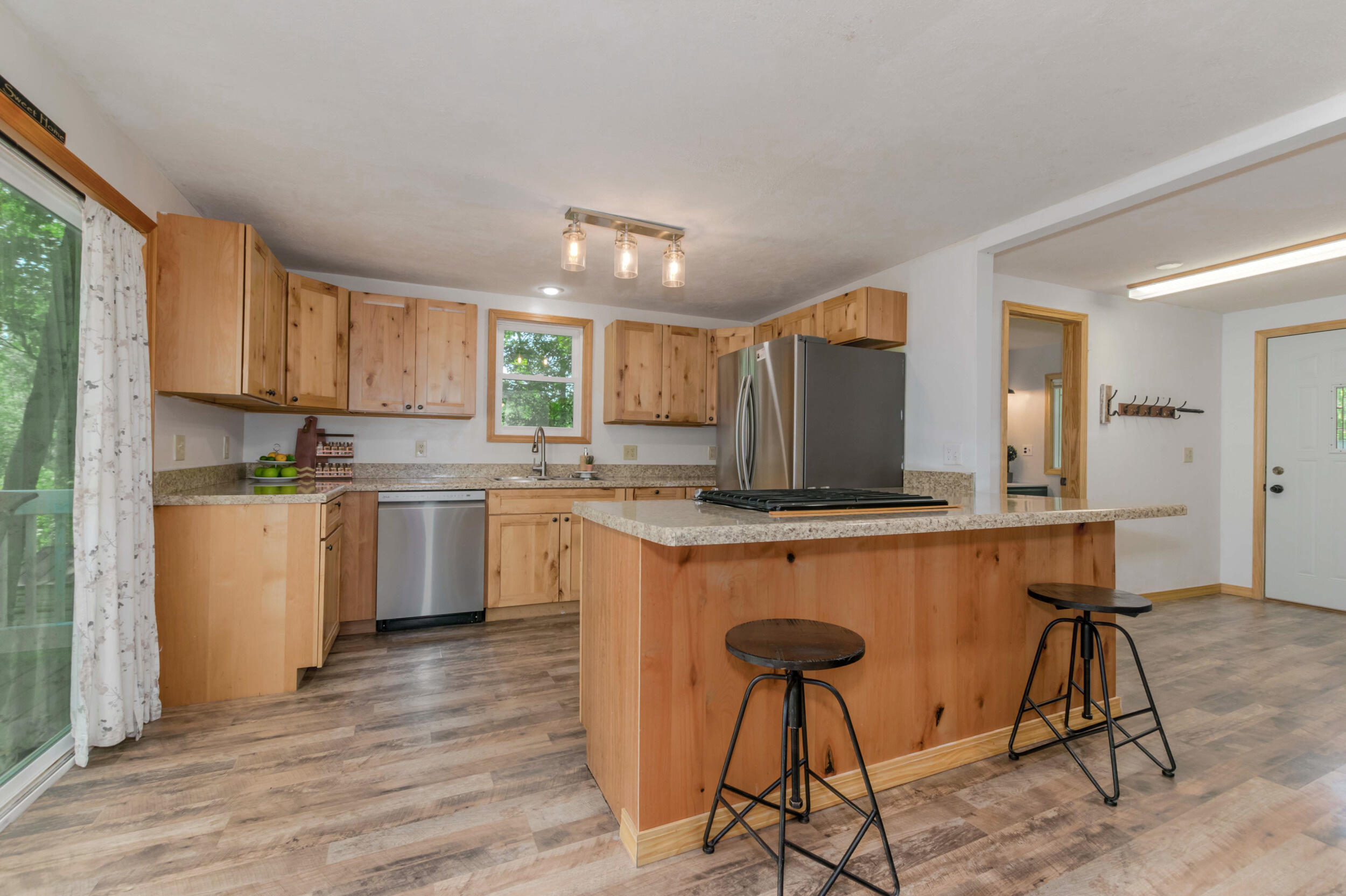 890 W Locust Street