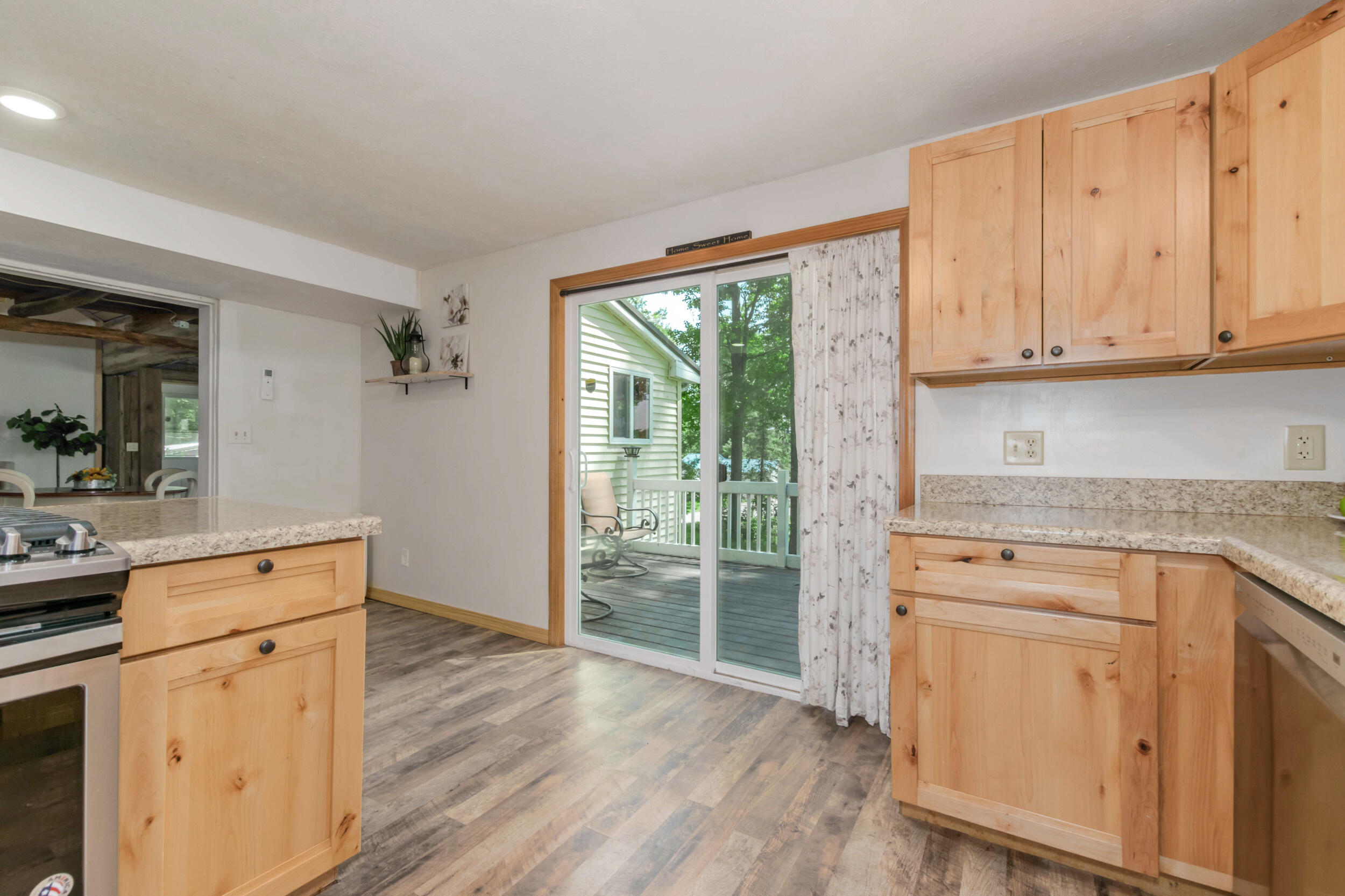 890 W Locust Street