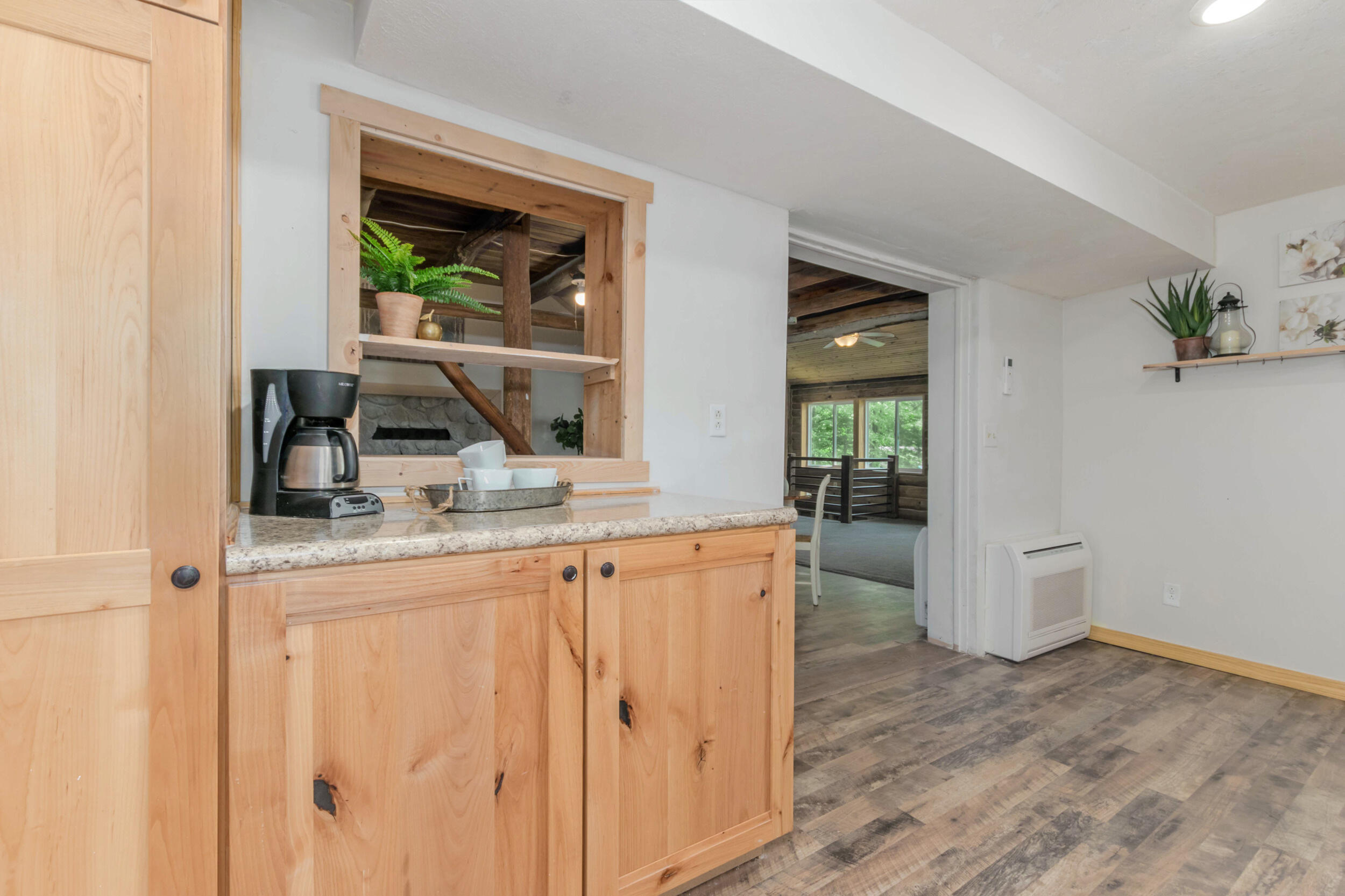 890 W Locust Street