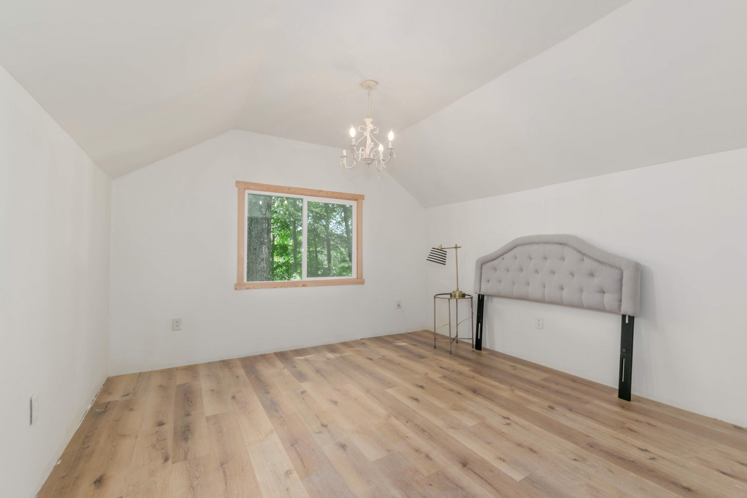 890 W Locust Street