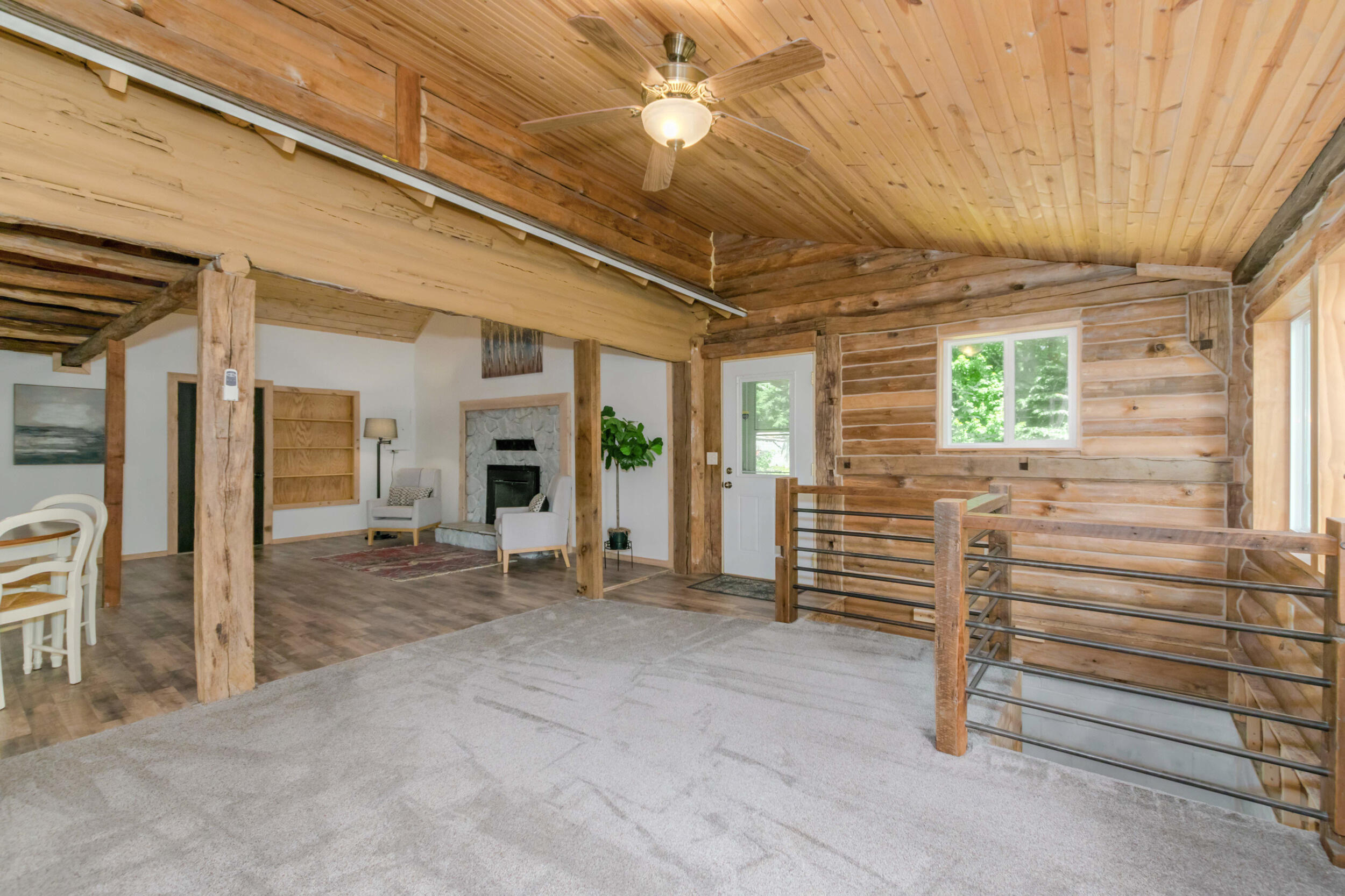 890 W Locust Street