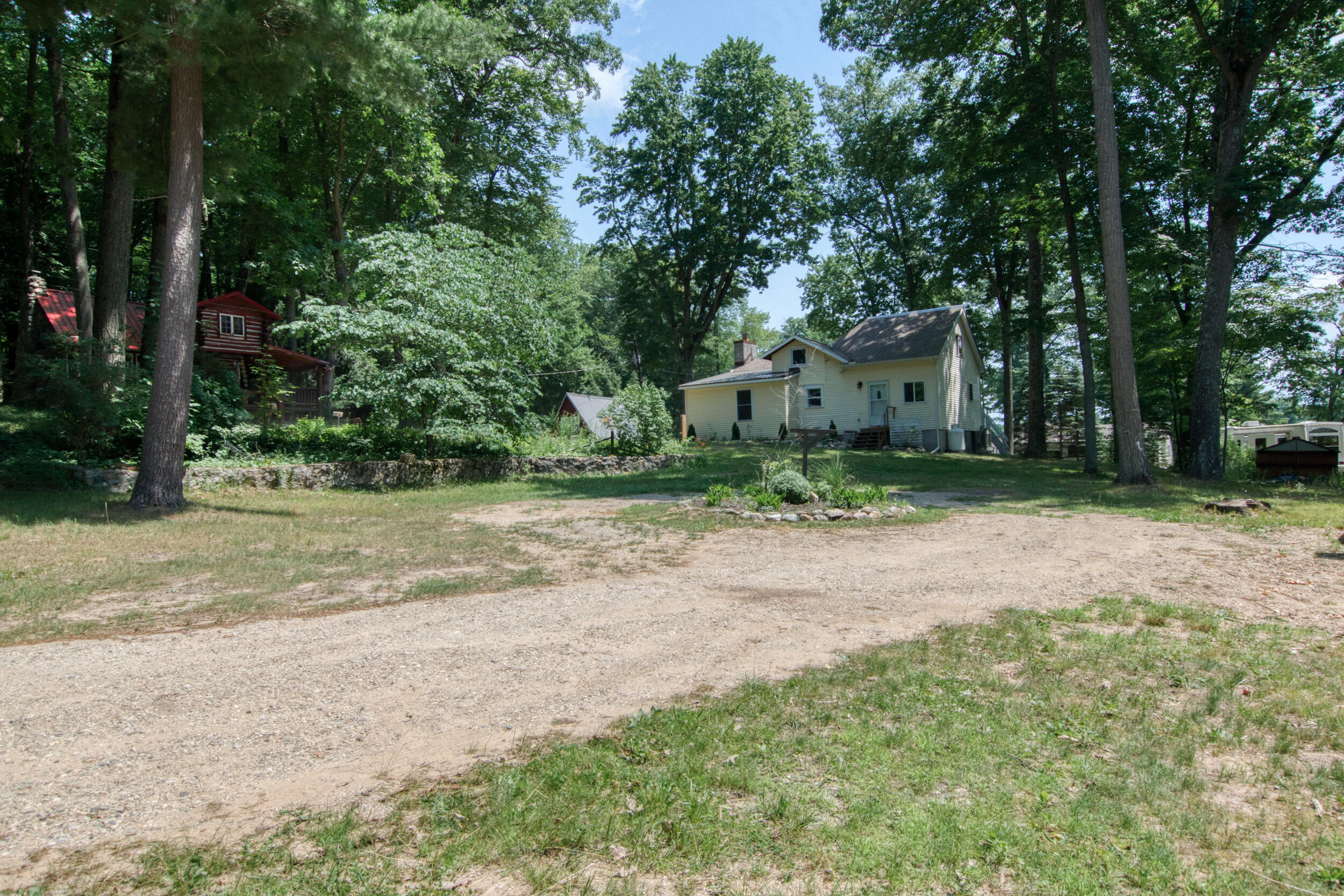 890 W Locust Street