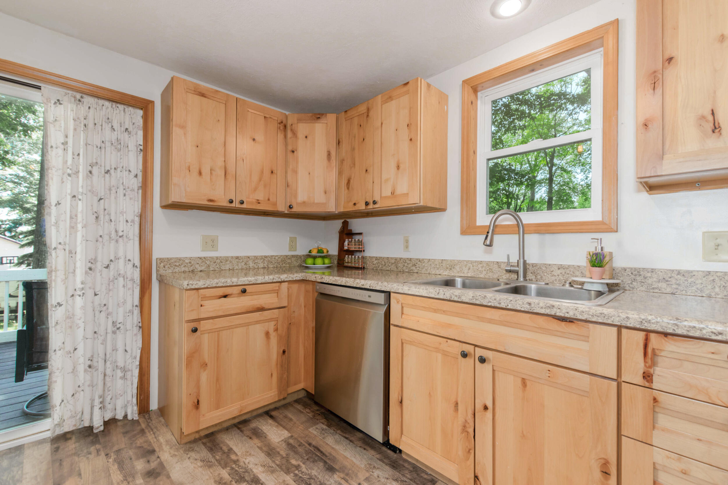 890 W Locust Street