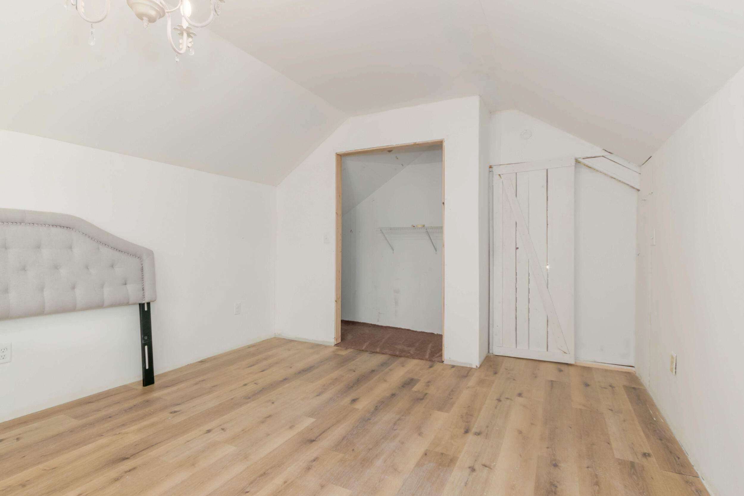 890 W Locust Street