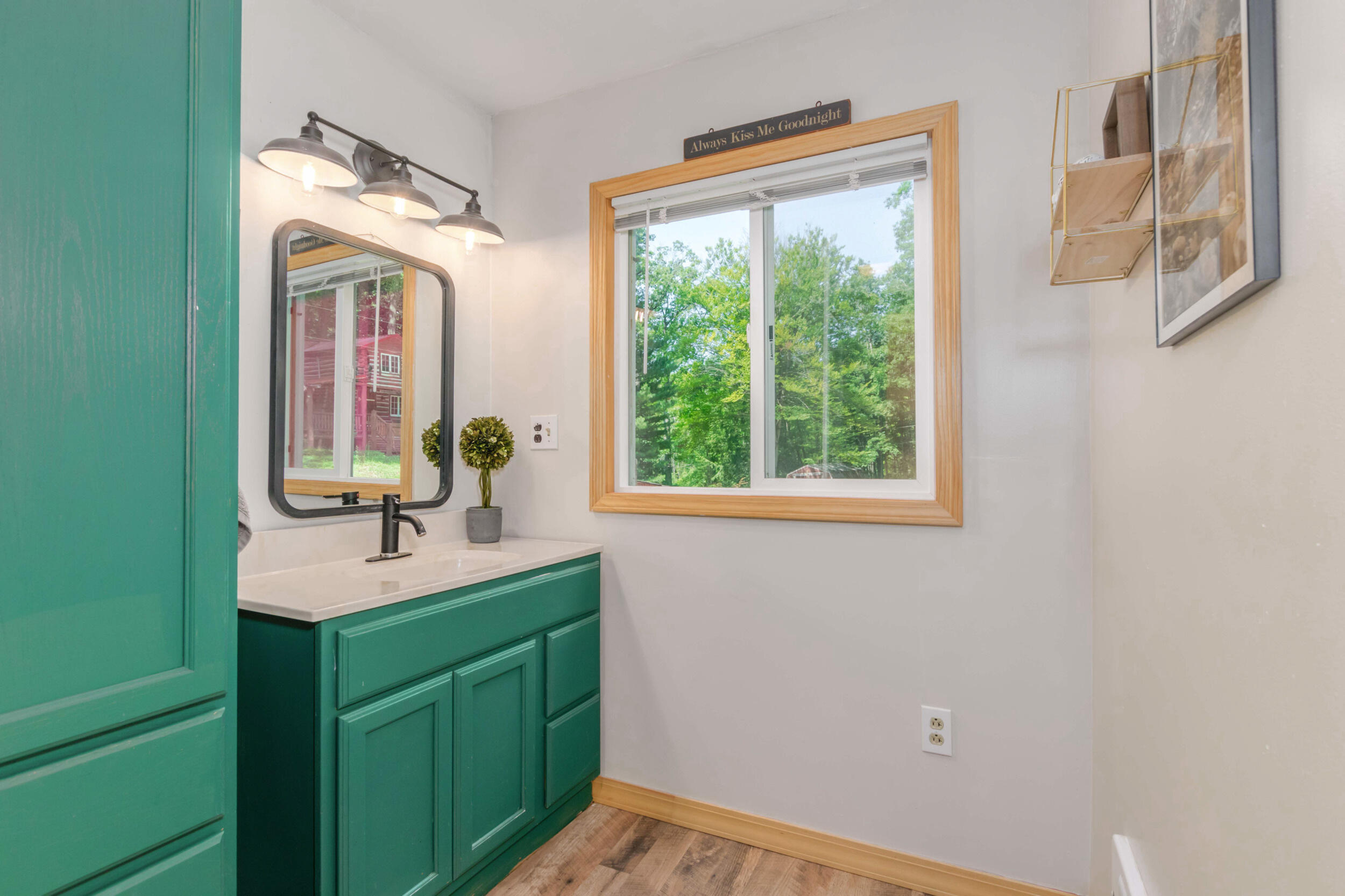890 W Locust Street
