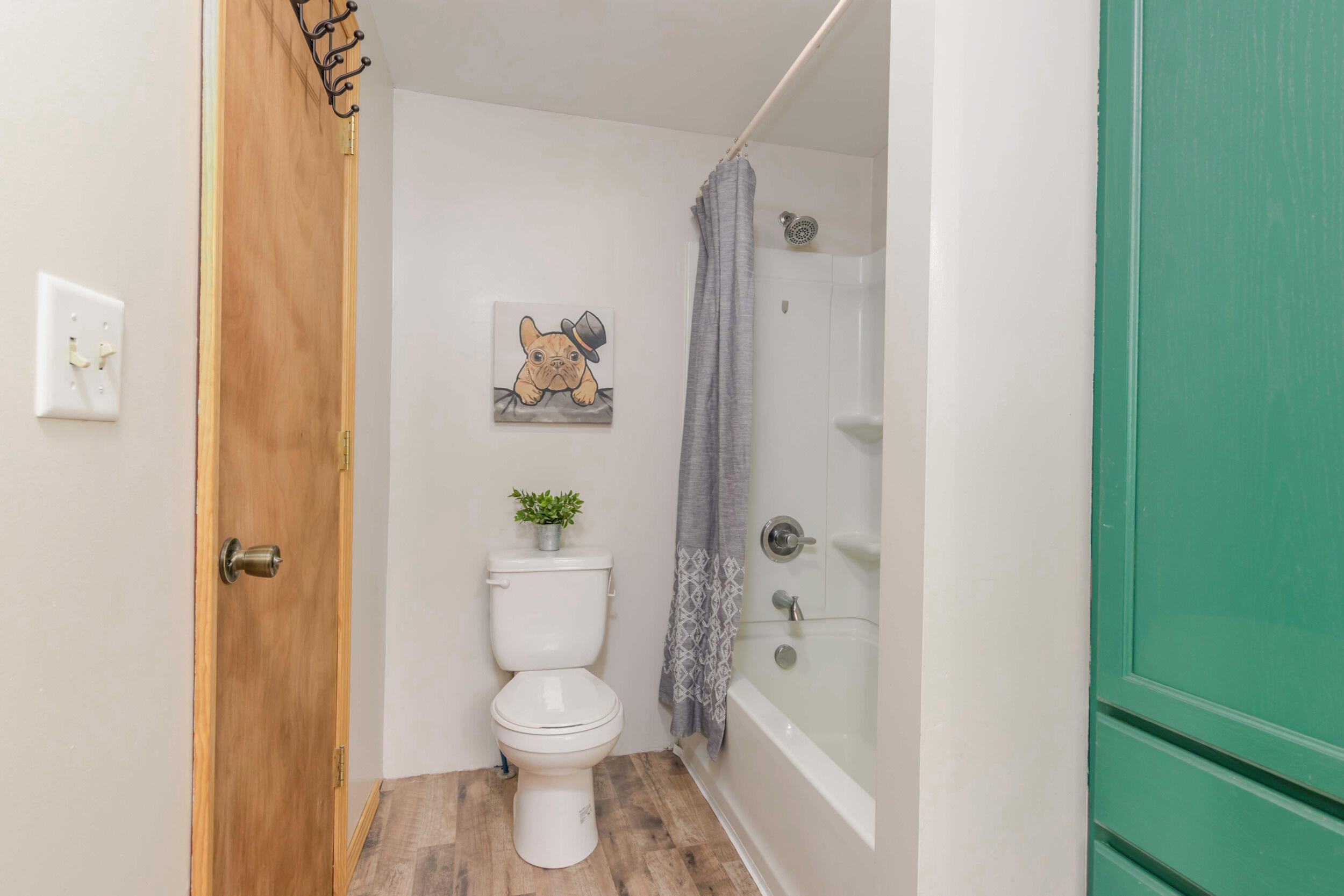 890 W Locust Street