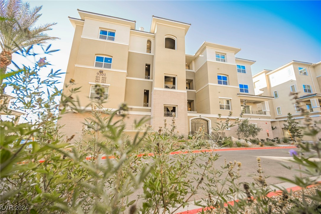 9201 Las Manaitas Avenue 401