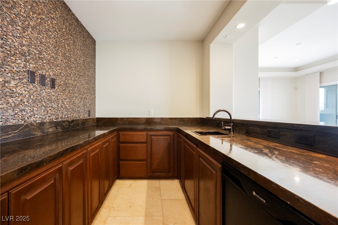 9220 Tesoras Drive 401