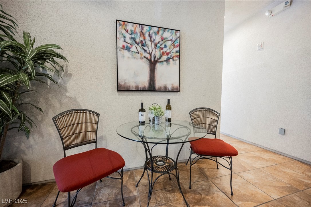 9213 Las Manaitas Avenue 301