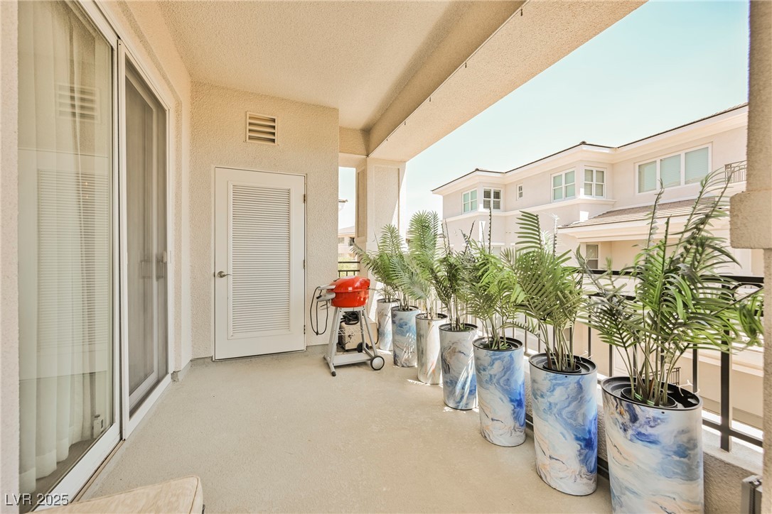 9213 Las Manaitas Avenue 301