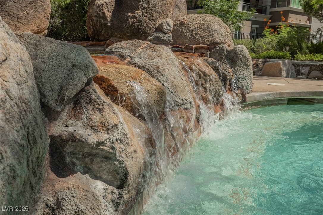 9213 Las Manaitas Avenue 301