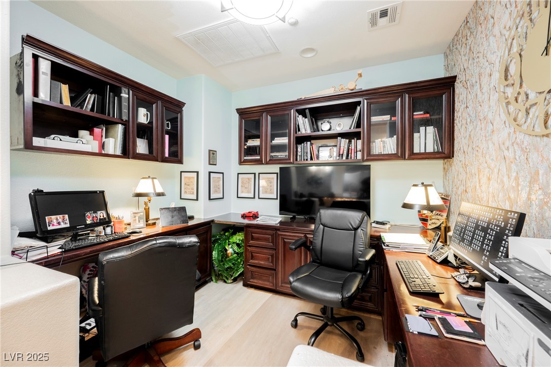 9213 Las Manaitas Avenue 301