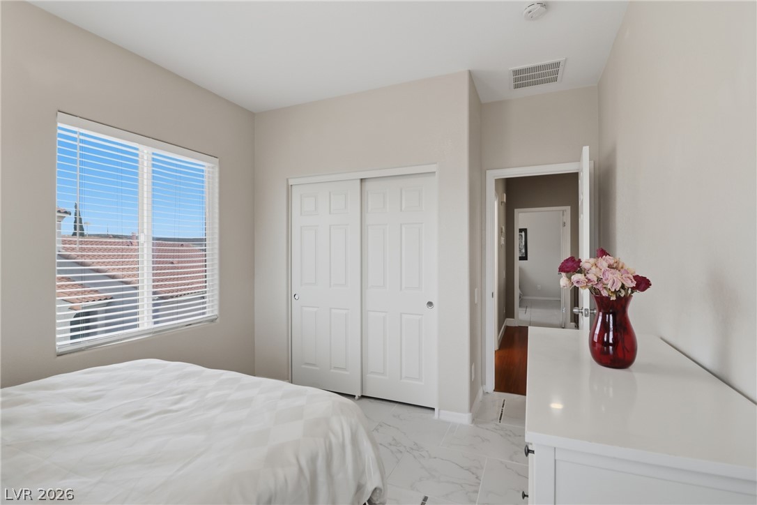 2943 Ainslie Lake Avenue