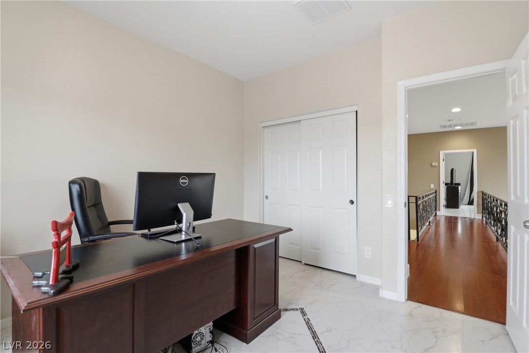 2943 Ainslie Lake Avenue