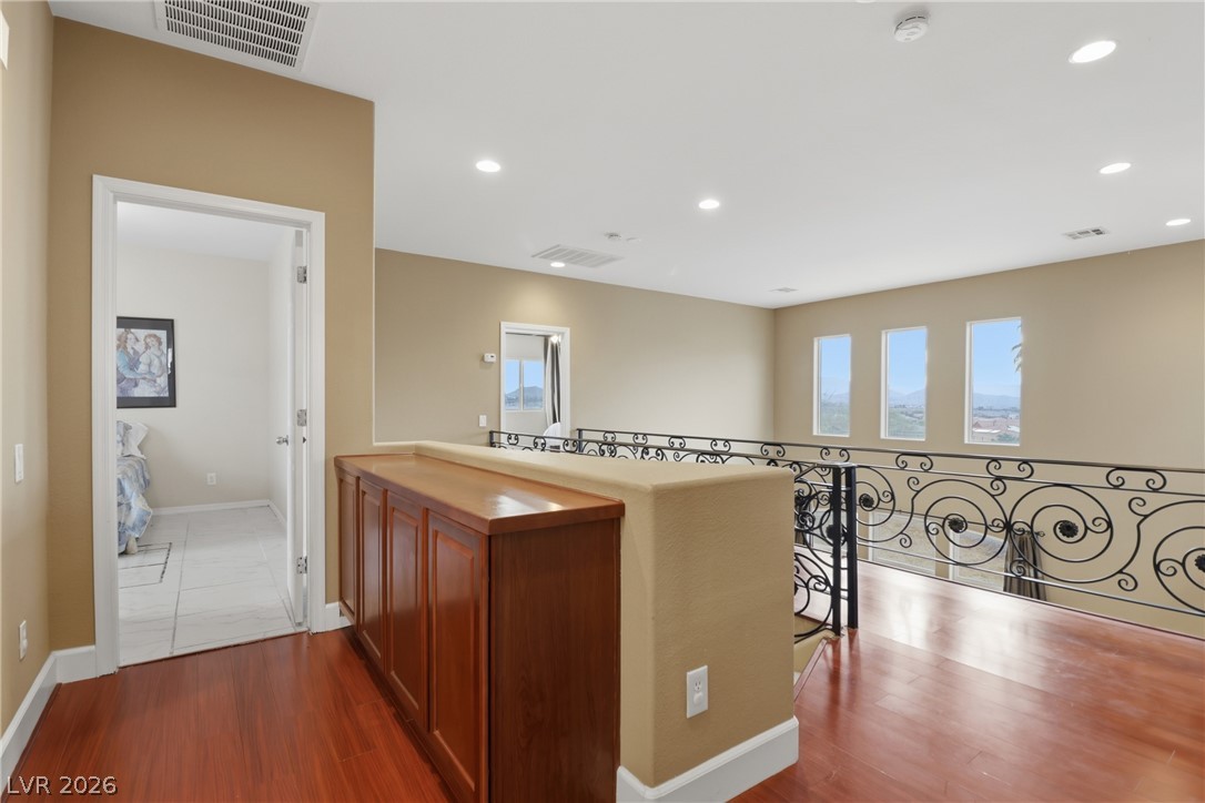 2943 Ainslie Lake Avenue