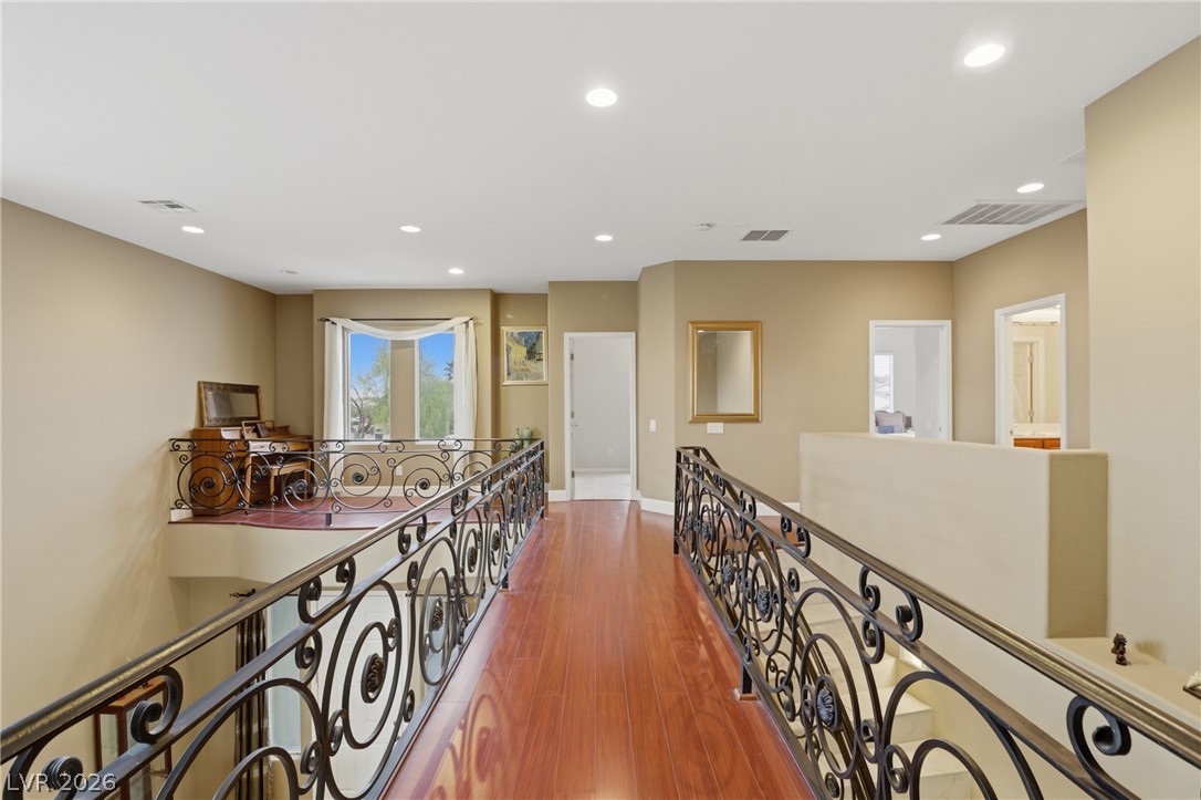 2943 Ainslie Lake Avenue