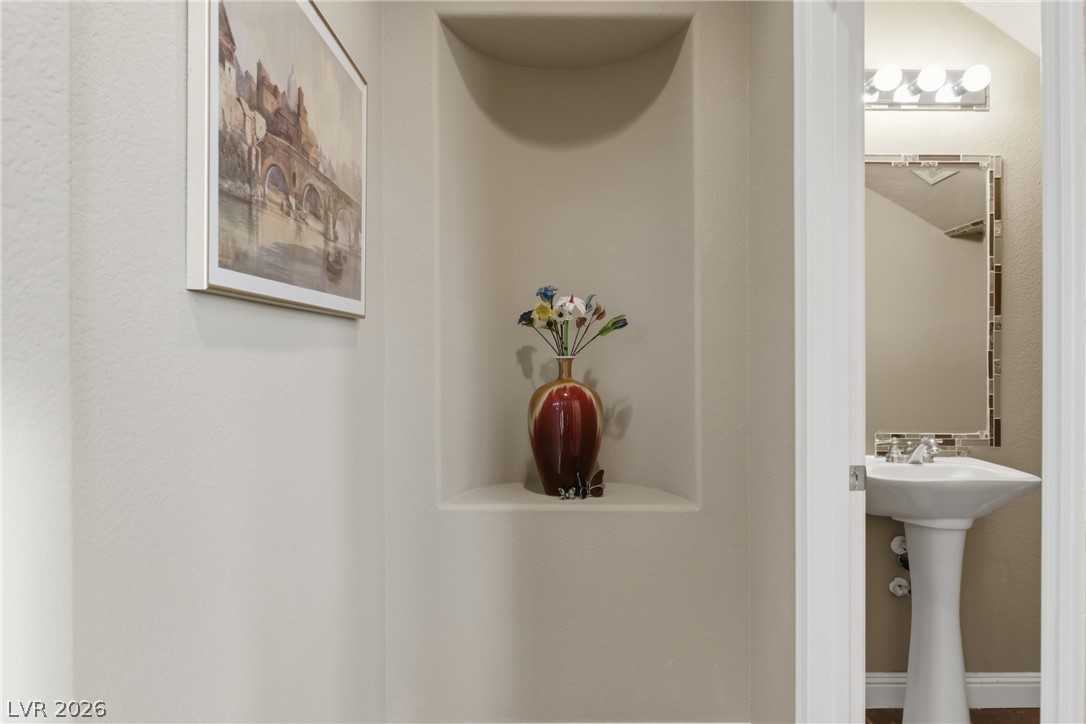 2943 Ainslie Lake Avenue