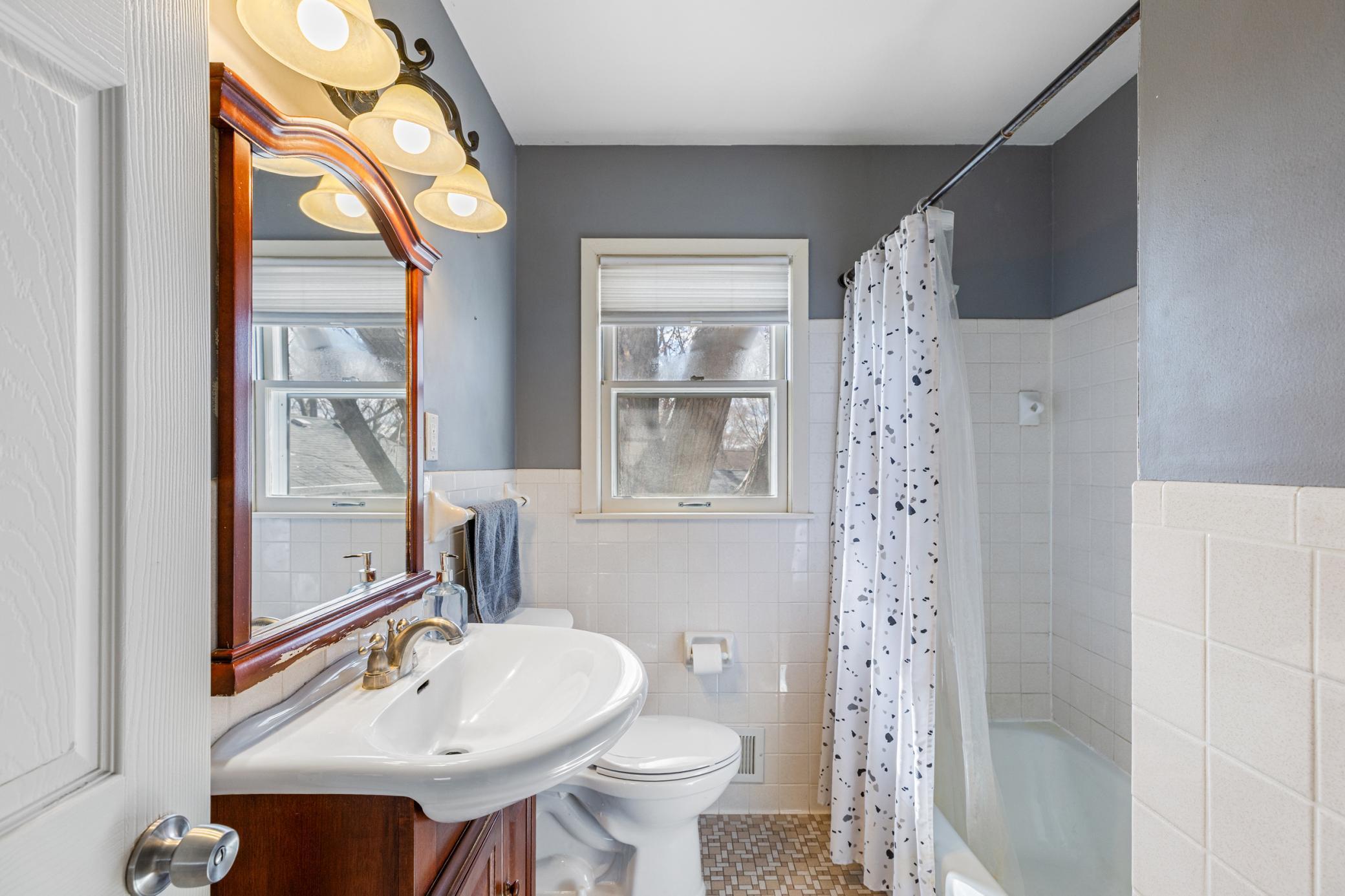 536 Ironton Street NE