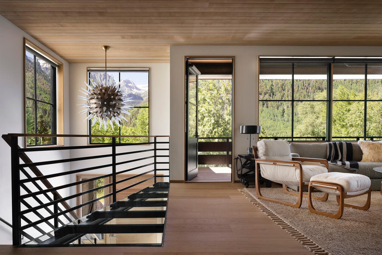 653 E Pandora Avenue