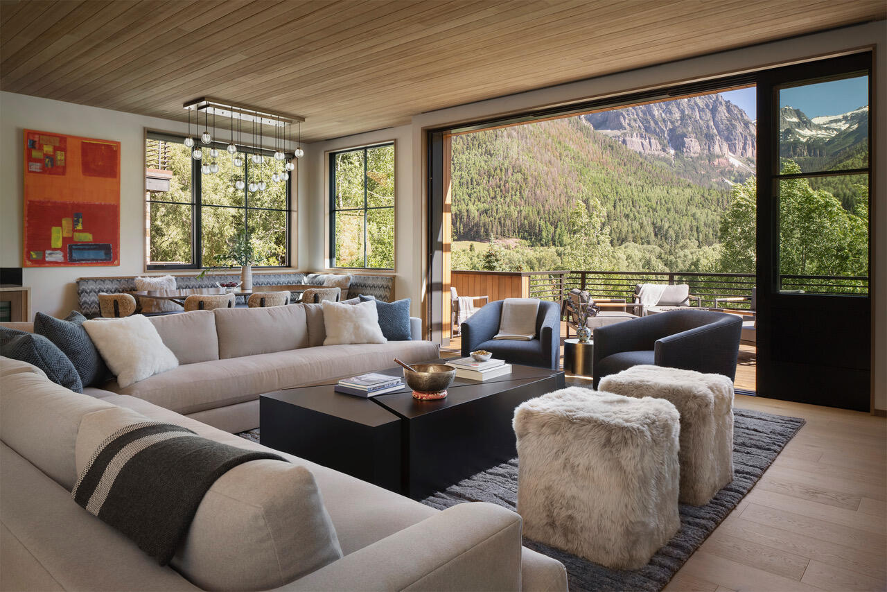 653 E Pandora Avenue