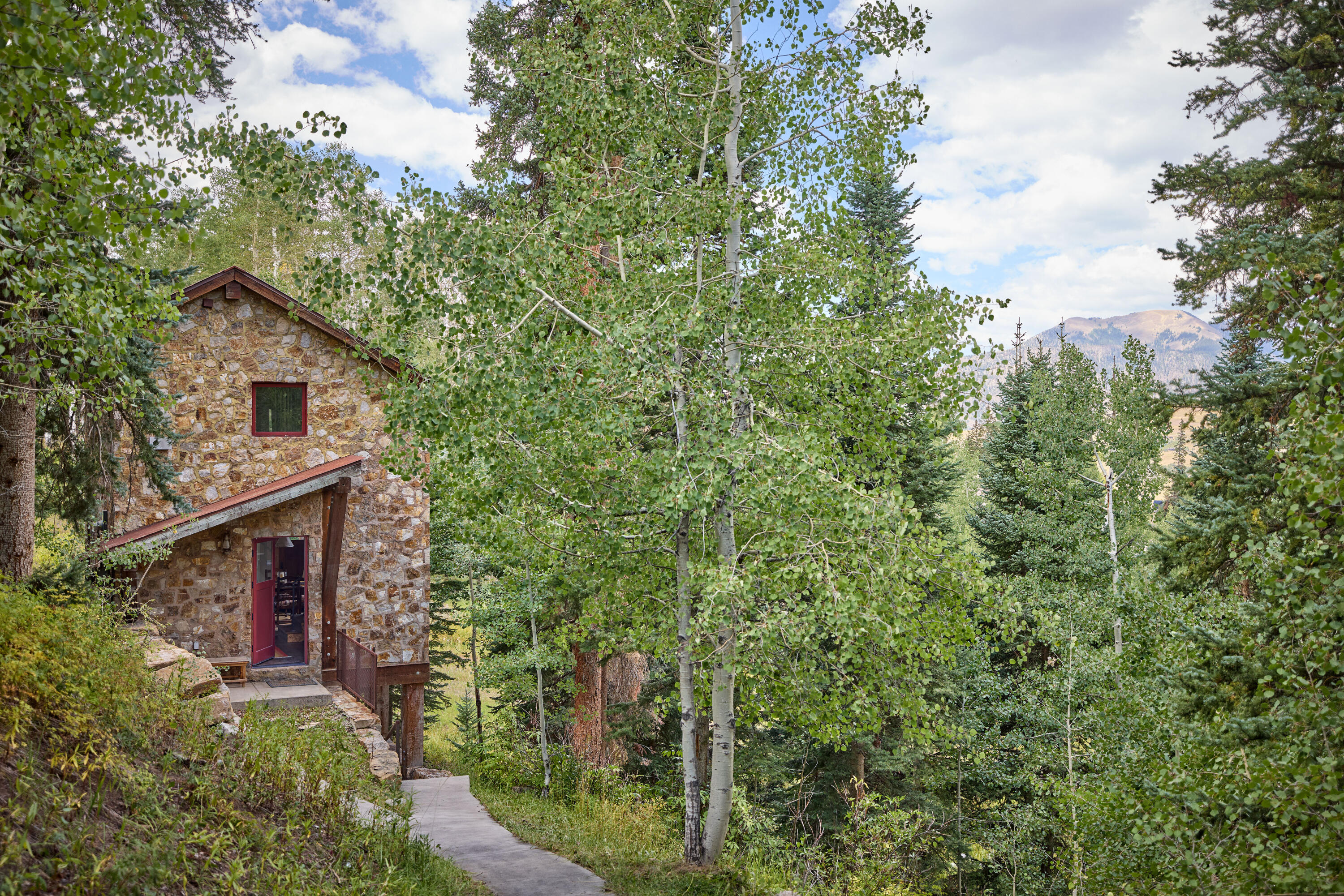 401 Larkspur Lane